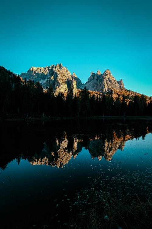 Hình nền đẹp điện thoại với núi và hồ